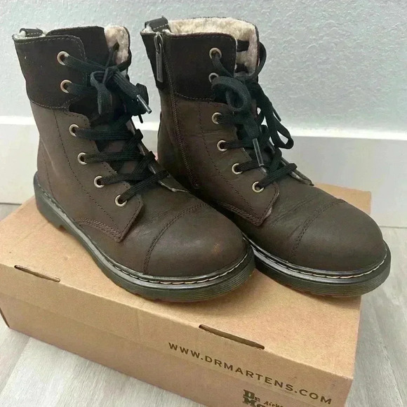 Dr. MARTENS WOMEN'S FUR LINED LACE UP BOOTS Dark Brown SIZE: 5 - Picture 12 of 14